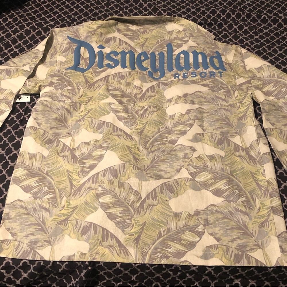 Disney Parks Spirit Jersey Disneyland Hawaiian Button Up Leafs Mens Size Small
